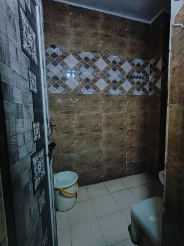 Bathroom in 1 BHK Builder Floor at Sushant Vyapaar Kendra, Sector 43 – for Rent