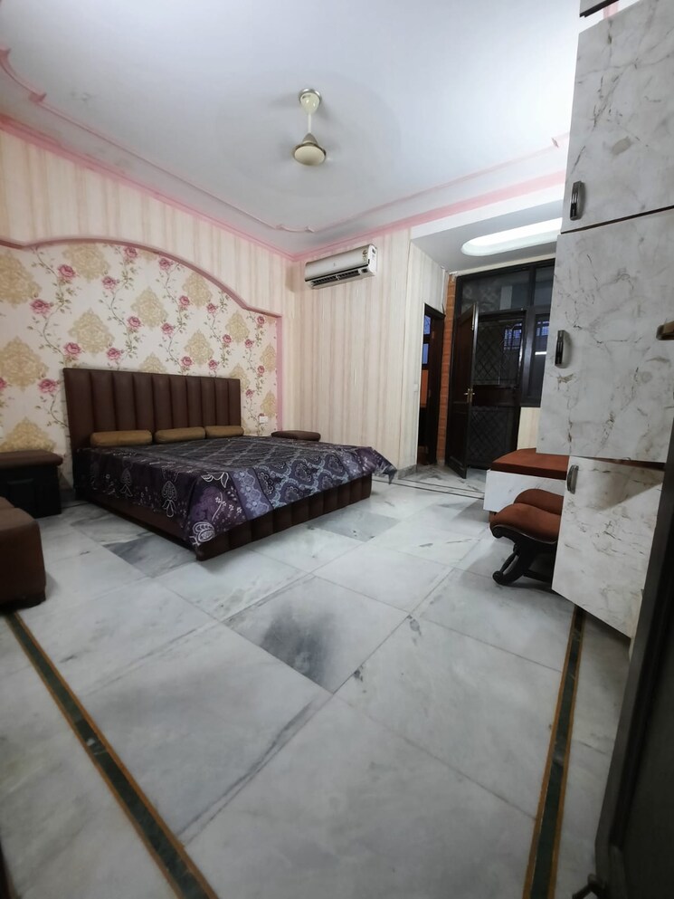 Bedroom, malviya nagar 3 Bedroom 200 Sq.Yd. Builder Floor In Malviya Nagar Delhi 8716663