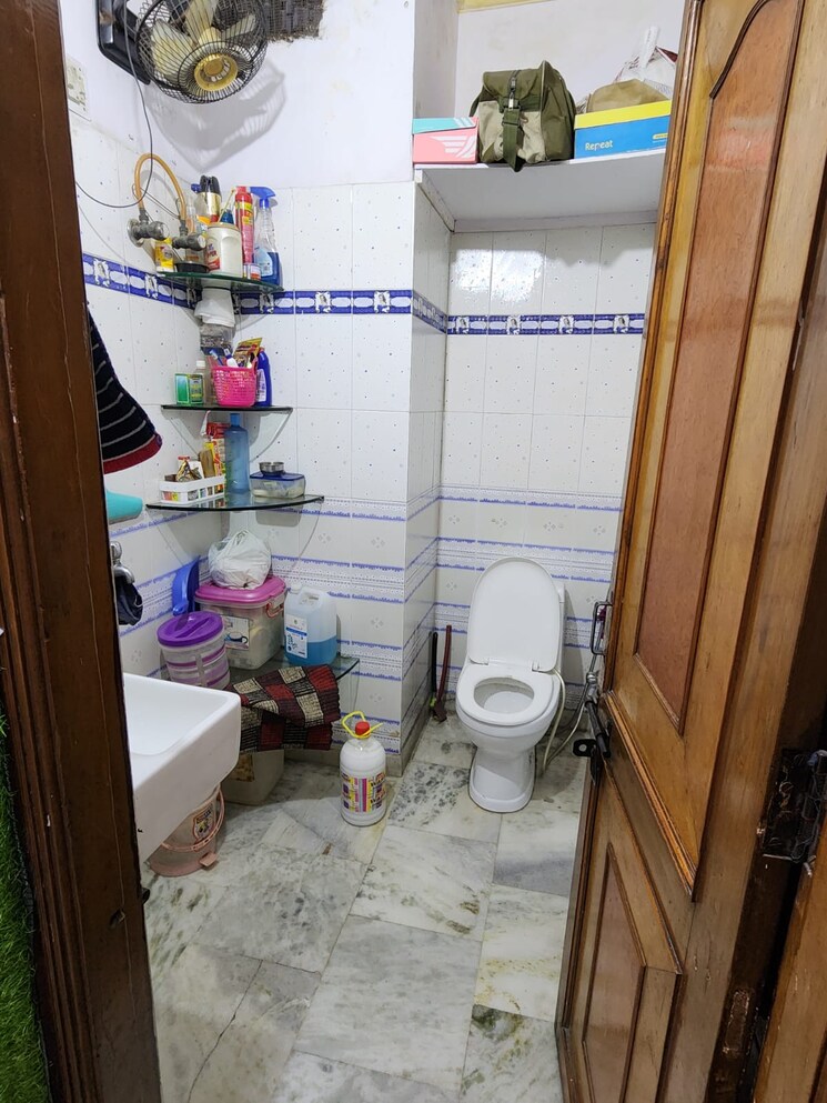 Bathroom, rohini sector 7 2 Bedroom 800 Sq.Ft. Builder Floor In Rohini Sector 7 Delhi 8716702