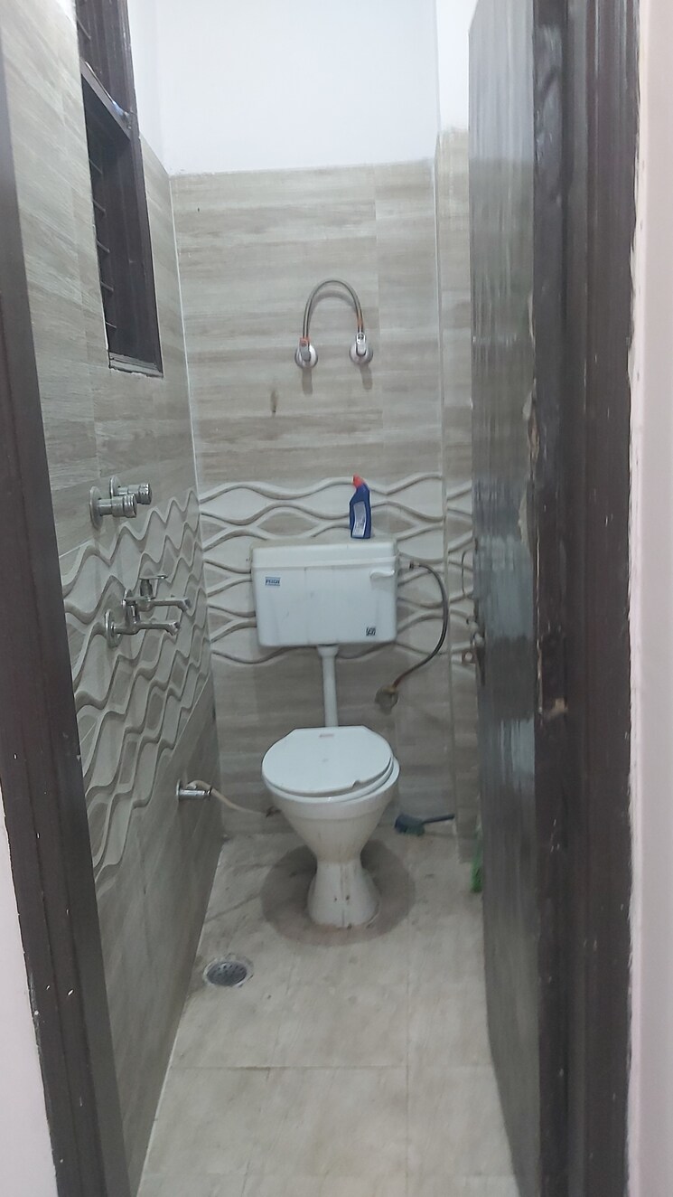 Bathroom, mayur vihar 2.5 Bedroom 650 Sq.Ft. Builder Floor In Mayur Vihar Delhi 8716721