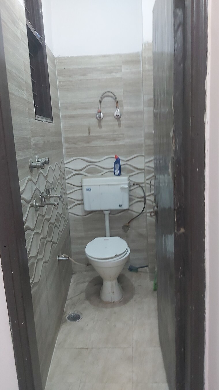 Bathroom, mayur vihar 2.5 Bedroom 650 Sq.Ft. Builder Floor In Mayur Vihar Delhi 8716721