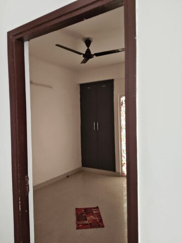Room in 2 BHK Apartment at VVIP Homes Meridian Tower, Sector 4 Greater Noida – for Rent