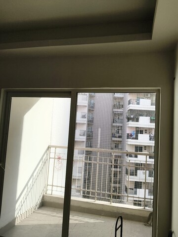 Room in 2 BHK Apartment at VVIP Homes Meridian Tower, Sector 4 Greater Noida – for Rent
