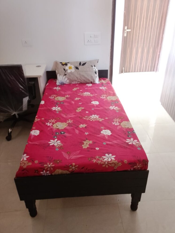 Room, sector 70 Pg For Girls In Sector 70 8716861