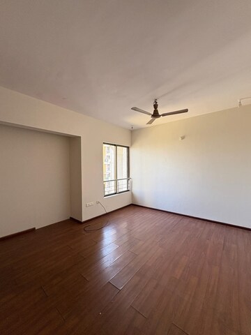 Room in 3 BHK Apartment at Lodha Luxuria, Majiwada – for Rent