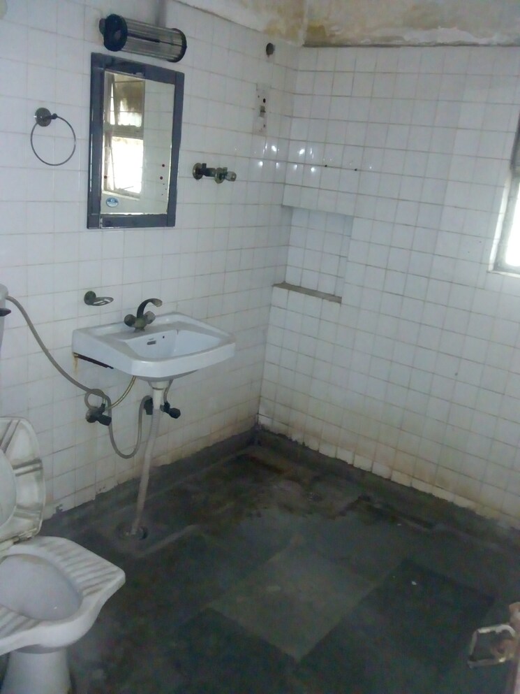 Bathroom, rwa-jasola-sector-8-sfs-flat 3 Bedroom 1400 Sq.Ft. Apartment In Jasola Delhi 8716959