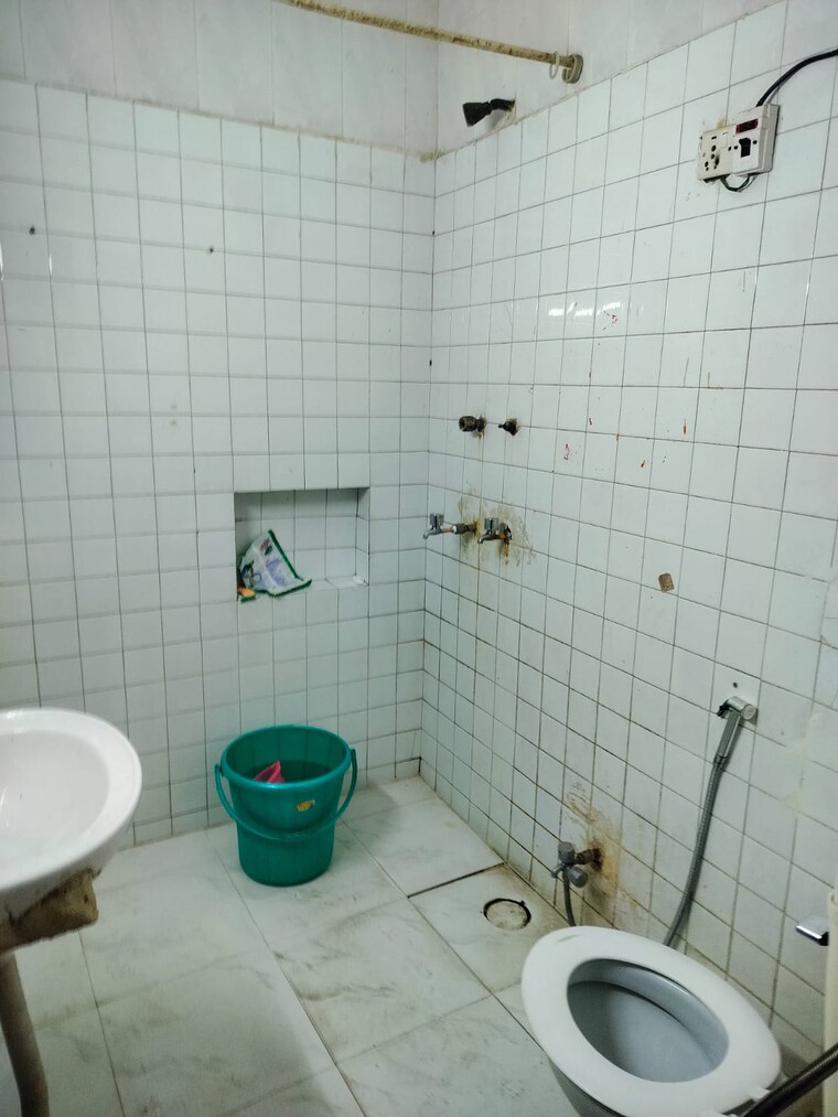 Bathroom, sarita vihar 3 Bedroom 1400 Sq.Ft. Apartment In Sarita Vihar Delhi 8716961