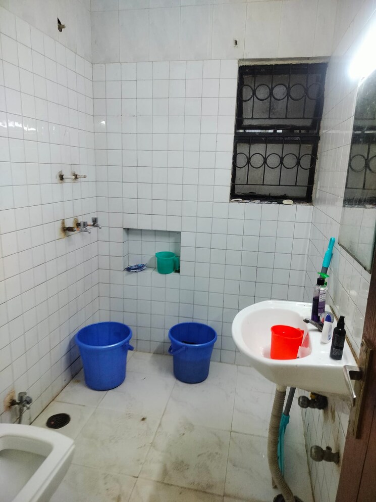 Bathroom, sarita vihar 3 Bedroom 1400 Sq.Ft. Apartment In Sarita Vihar Delhi 8716961