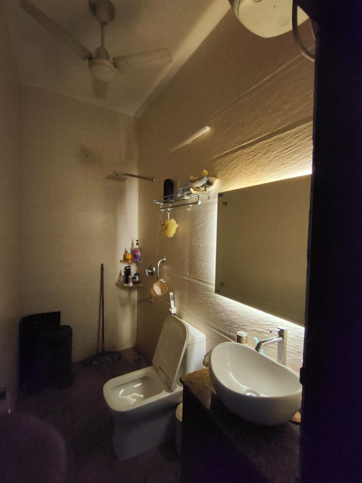 Attached Bathroom, lajpat nagar 4 2 Bedroom 900 Sq.Ft. Builder Floor In Lajpat Nagar 4 Delhi 8716962