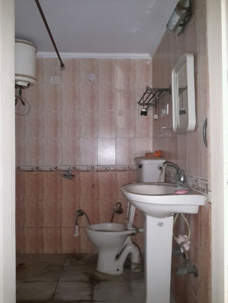 Bathroom, rwa-apartments 3 Bedroom 1800 Sq.Ft. Independent House In Sector 31 Noida 8716964