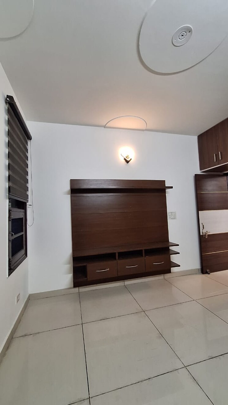 Room, ambala highway 3 Bedroom 126 Sq.Yd. Apartment In Ambala Highway Zirakpur 8716986