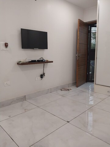 Room in 2.5 BHK Apartment at Navbharat Apartments, Paschim Vihar – for Rent