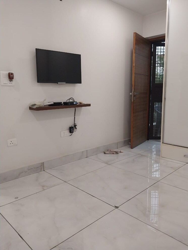 Room, navbharat-apartments 2.5 Bedroom 1000 Sq.Ft. Apartment In Paschim Vihar Delhi 8717013