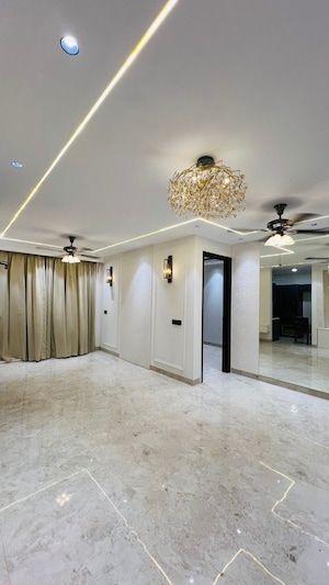 Building Lobby in 3 BHK Builder Floor at CS Roseate 63, Sector 63a – for Sale