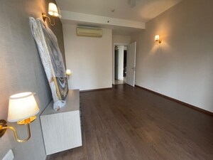 Room in 5 BHK Apartment at Delhi Gurgaon Expressway – for Sale