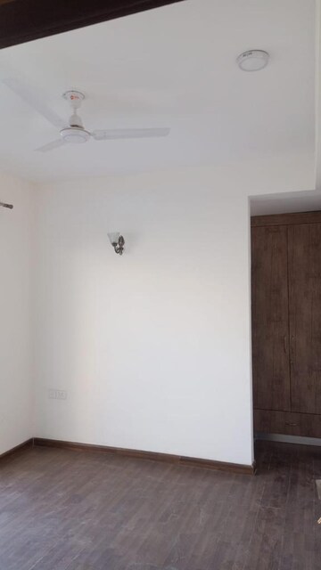 Room in 3 BHK Builder Floor at BPTP Amstoria, Sector 102 – for Rent