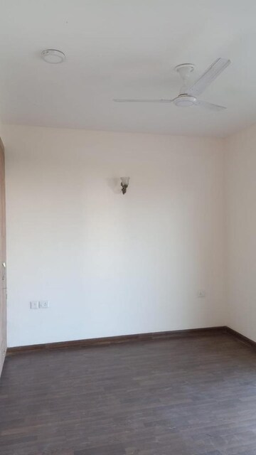 Room in 3 BHK Builder Floor at BPTP Amstoria, Sector 102 – for Rent
