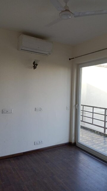 Room in 3 BHK Builder Floor at BPTP Amstoria, Sector 102 – for Rent