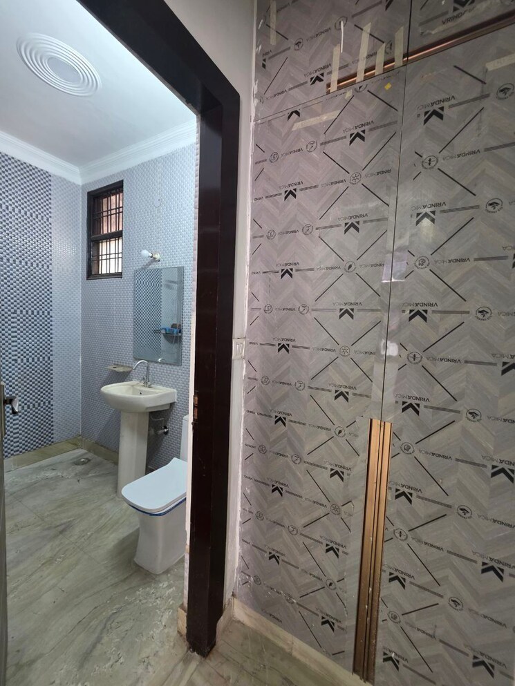 Bathroom, sector 37 3 Bedroom 250 Sq.Ft. Builder Floor In Sector 37 Faridabad 8717485