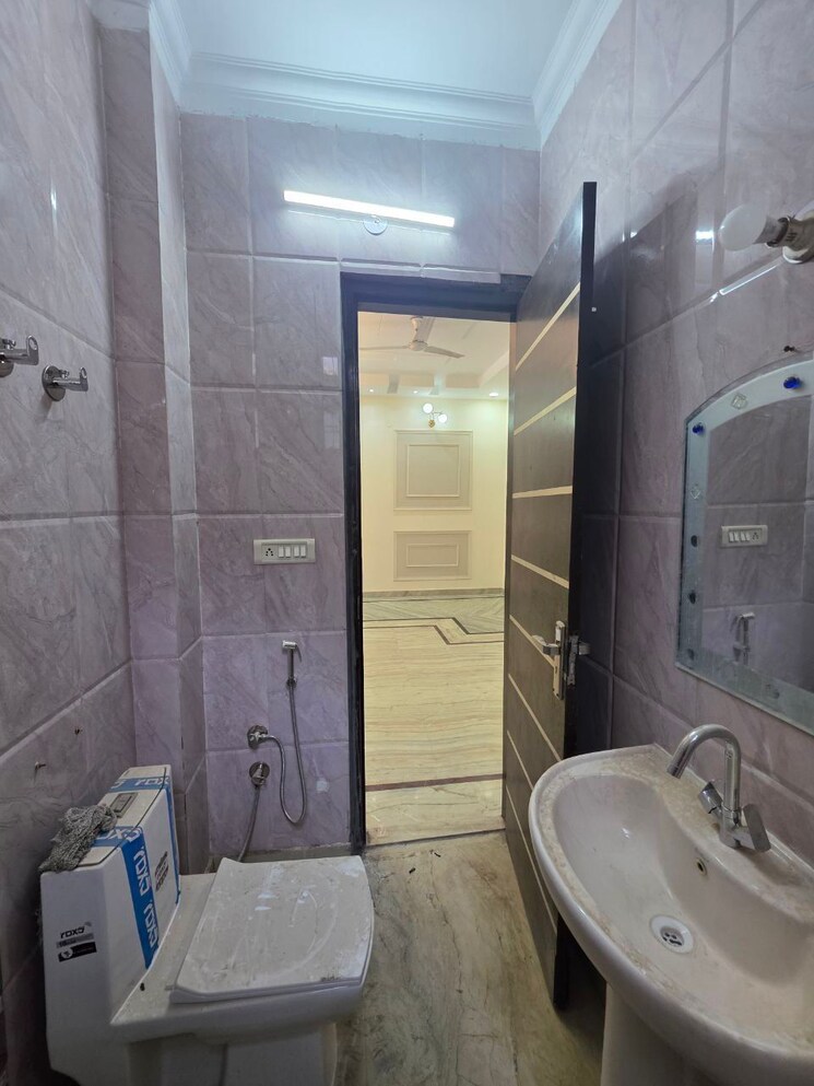 Bathroom, sector 37 3 Bedroom 250 Sq.Ft. Builder Floor In Sector 37 Faridabad 8717485