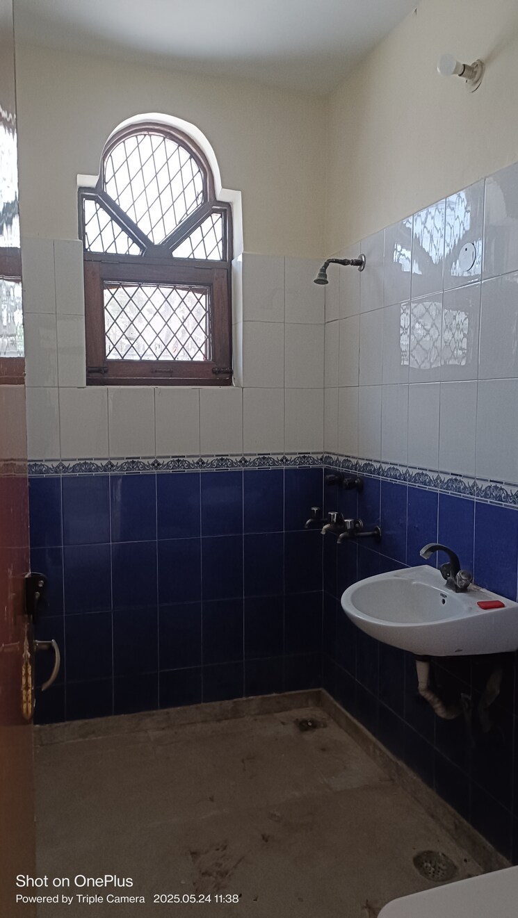 Bathroom, ashoka-enclave-faridabad 3 Bedroom 1250 Sq.Ft. Builder Floor In Sector 34 Faridabad 8717499