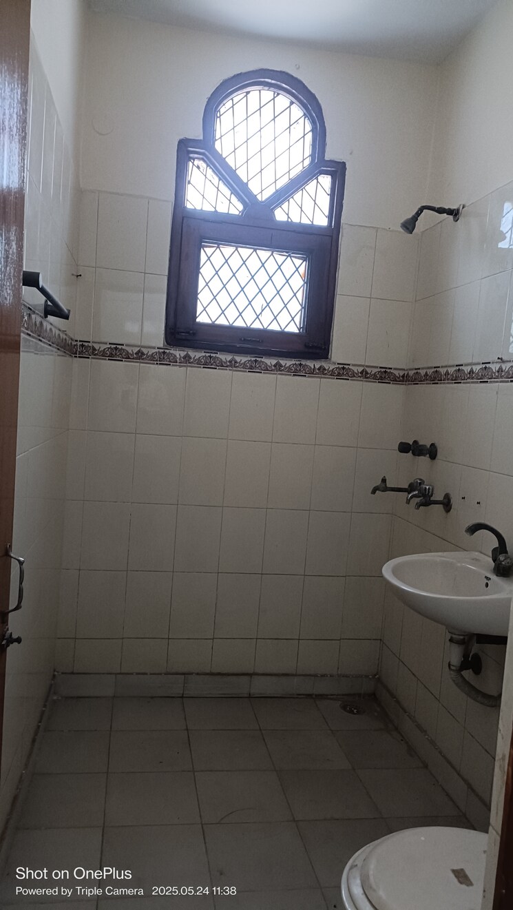 Bathroom, ashoka-enclave-faridabad 3 Bedroom 1250 Sq.Ft. Builder Floor In Sector 34 Faridabad 8717499