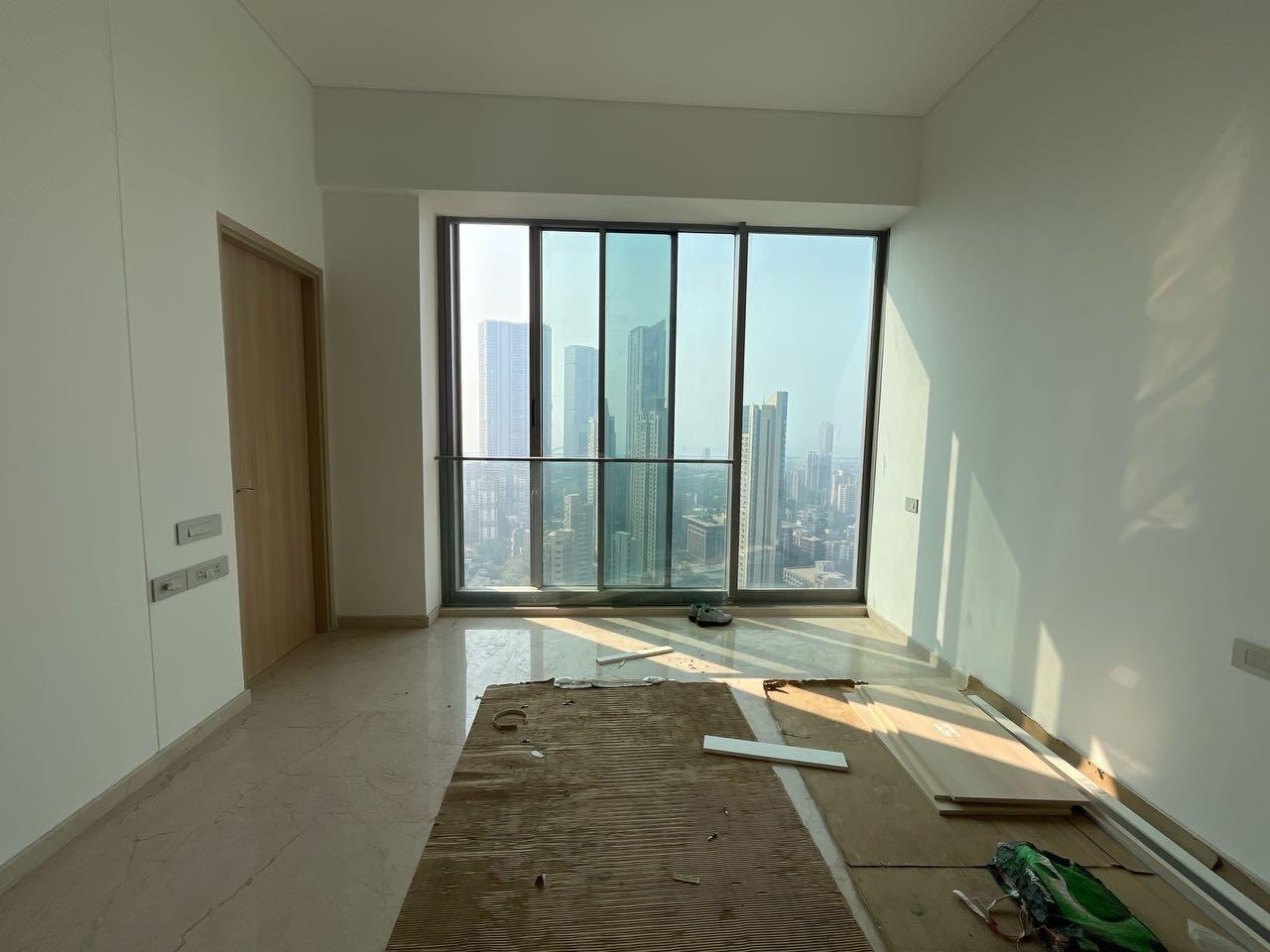 5 BHK + Servant Room Apartment For Rent in Rustomjee Crown