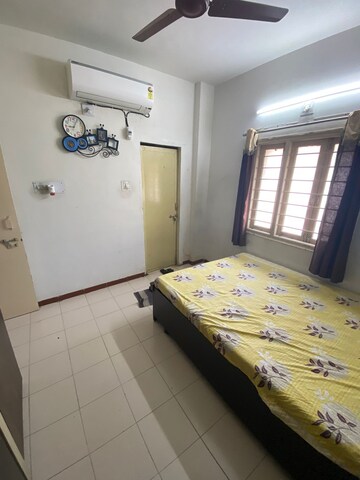 Bedroom in 2 BHK Apartment at Satellite – for Rent