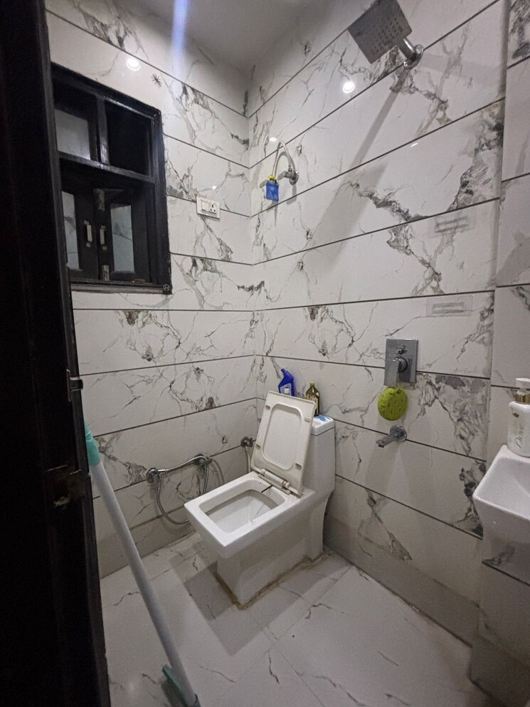 Bathroom, dwarka mor 1 Bedroom 405 Sq.Ft. Builder Floor In Dwarka Mor Delhi 8717810