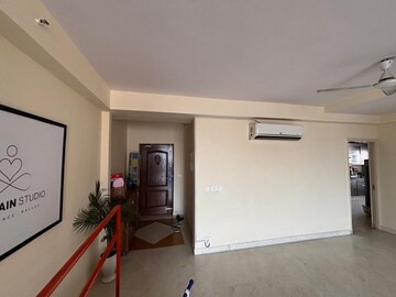 Room in 4 BHK Apartment at DLF Trinity Towers, Dlf Phase V – for Rent