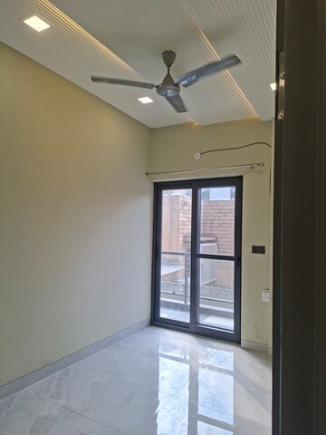 Room in 2.5 BHK Builder Floor at RWA Apartments Sector 26, Sector 26 – for Rent