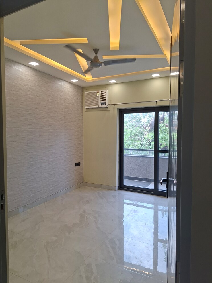 Balcony, rwa-apartments-sector-26 2.5 Bedroom 250 Sq.Mt. Builder Floor In Sector 26 Noida 8718036