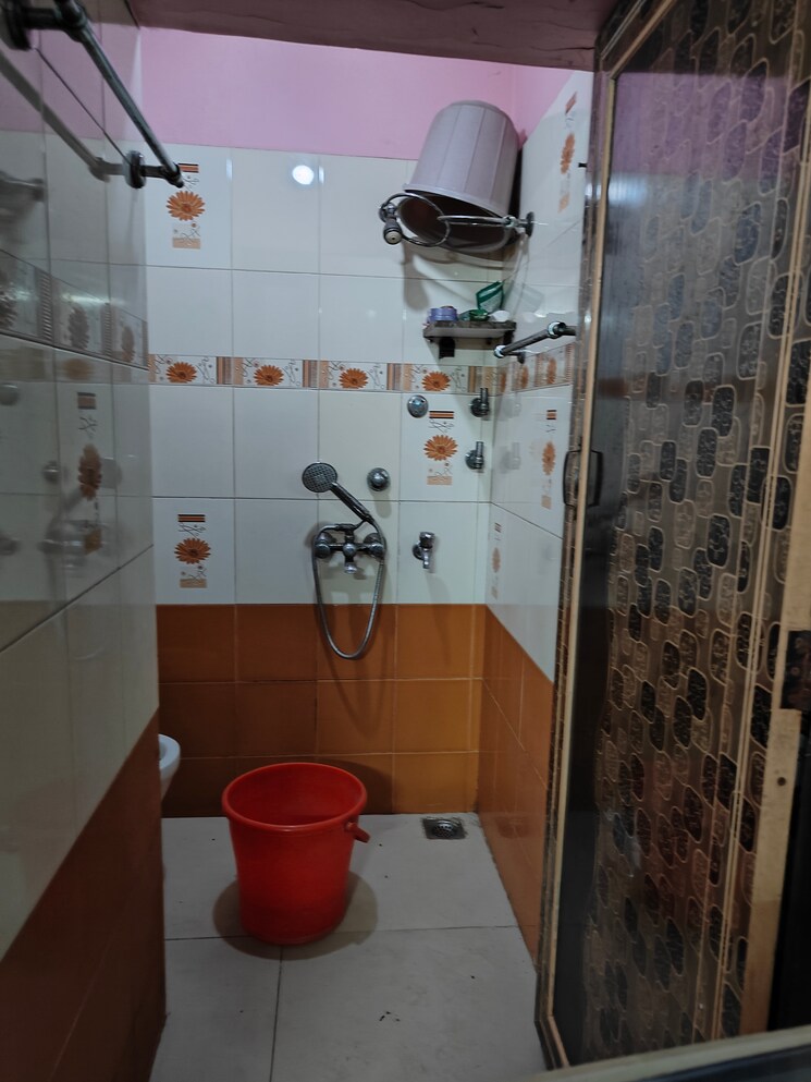 Bathroom, sarita-vihar-pocket-j-rwa 1.5 Bedroom 520 Sq.Ft. Independent House In Sarita Vihar Delhi 8717948