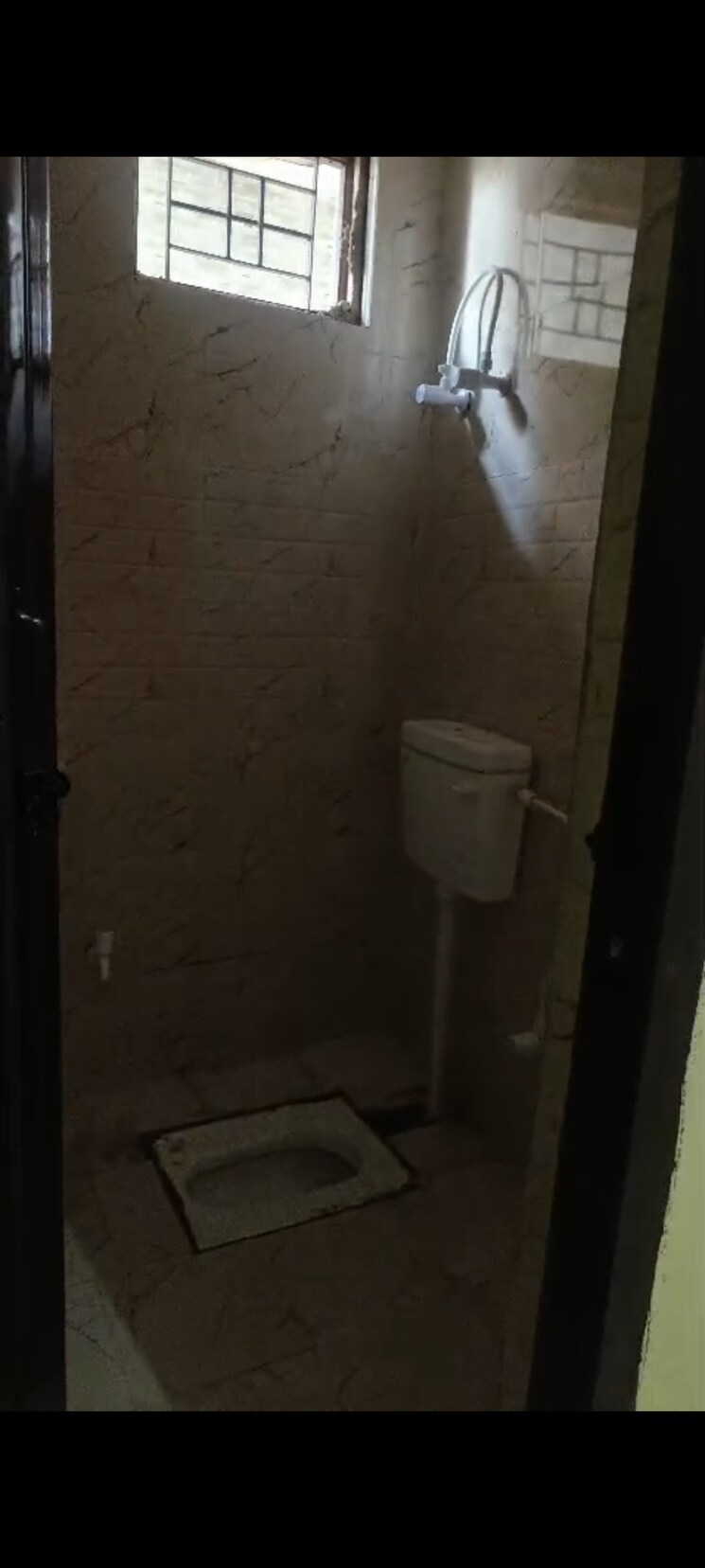 Bathroom, sector 121 1.5 Bedroom 500 Sq.Ft. Builder Floor In Sector 121 Noida 8717961