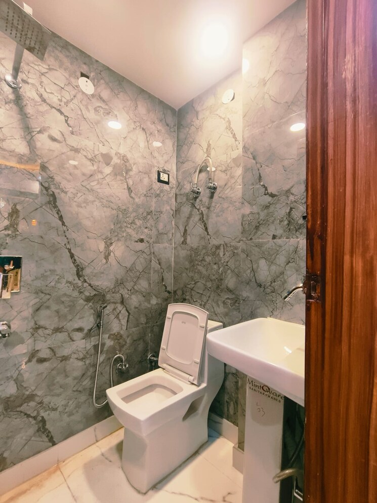 Bathroom, dream-homes-properties-floors 2 Bedroom 540 Sq.Ft. Builder Floor In Uttam Nagar Delhi 8717957