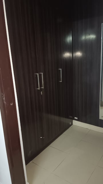 Room in 3 BHK Apartment at Gomti Nagar – for Rent