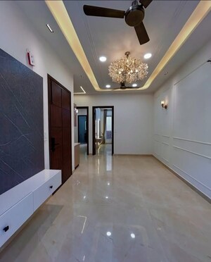Room in 3 BHK Builder Floor at Sector 32 – for Sale