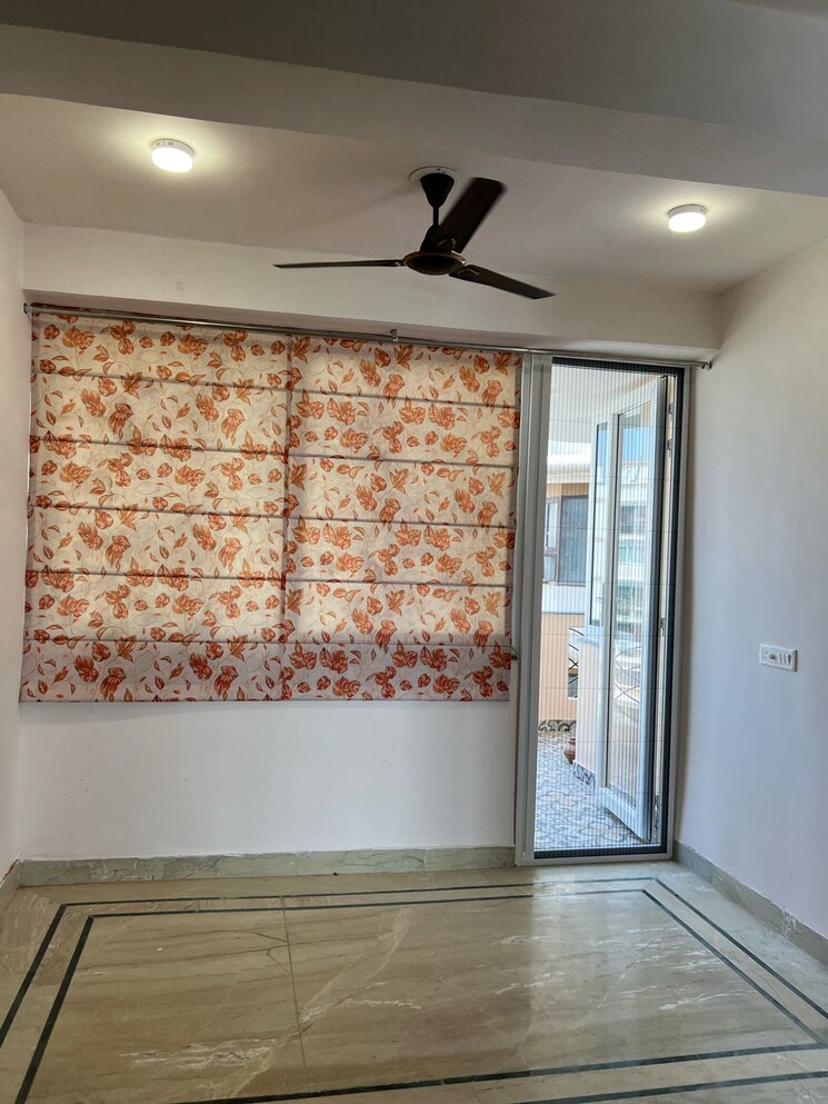 Room, sector 22 dwarka 3 Bedroom 1600 Sq.Ft. Apartment In Sector 22 Dwarka Delhi 8718505