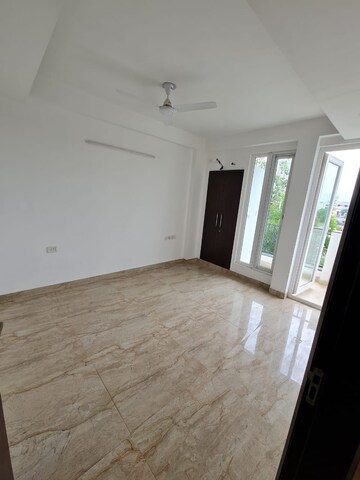 Room in 3 BHK Apartment at Smart World Orchard, Sector 61 – for Rent