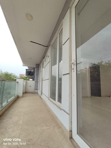 Room in 3 BHK Apartment at Smart World Orchard, Sector 61 – for Rent