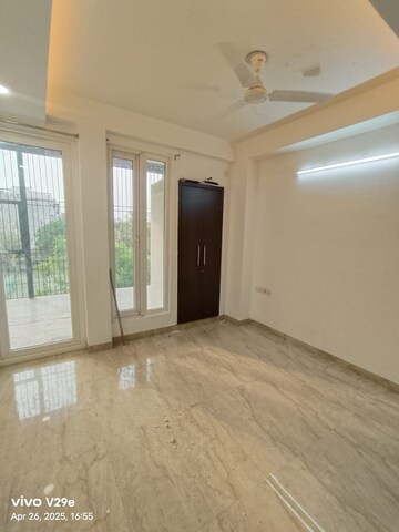 Room in 3 BHK Apartment at Smart World Orchard, Sector 61 – for Rent