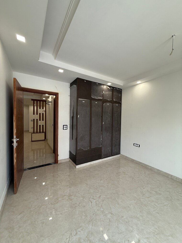 Room, sector 28 3 Bedroom 250 Sq.Yd. Builder Floor In Sector 28 Faridabad 8718641