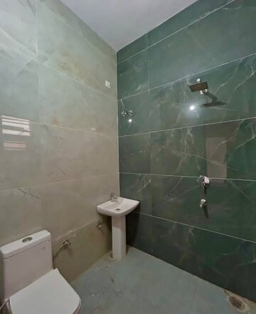 Bathroom in 2.5 BHK Builder Floor at Sector 34 – for Rent