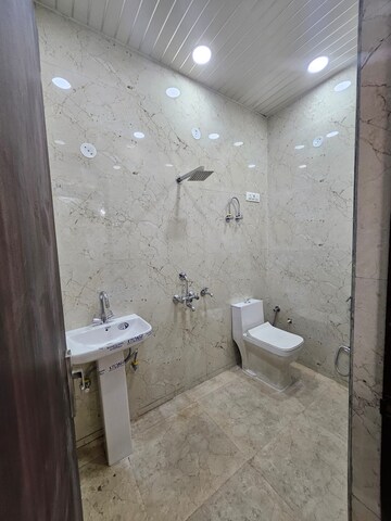 Bathroom in 4 BHK Villa at Sindhuja Valley, Sector 10 Greater Noida – for Rent