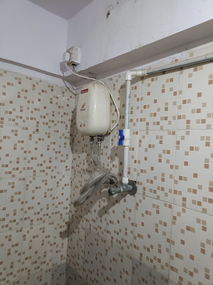 Bathroom, goregaon east 1 RK 330 Sq.Ft. Apartment In Goregaon East Mumbai 8718935