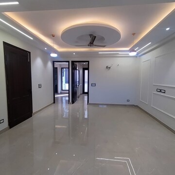 Building Lobby in 3 BHK Builder Floor at Sushant Lok 2, Sector 57 – for Sale