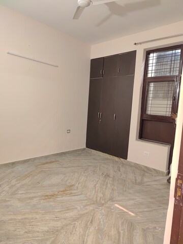 Furnished Amenities in 2 BHK Builder Floor at Tulip Mall, Sector 46 – for Rent