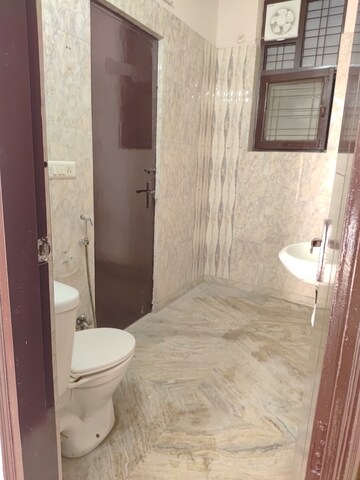 Bathroom in 2 BHK Builder Floor at Tulip Mall, Sector 46 – for Rent