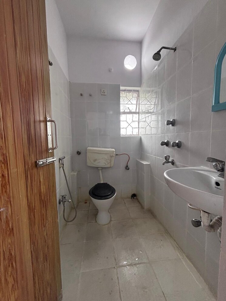 Bathroom, bengal-peerless-alaktika-housing-complex 3 Bedroom 1284 Sq.Ft. Apartment In Rajarhat Kolkata 8719256