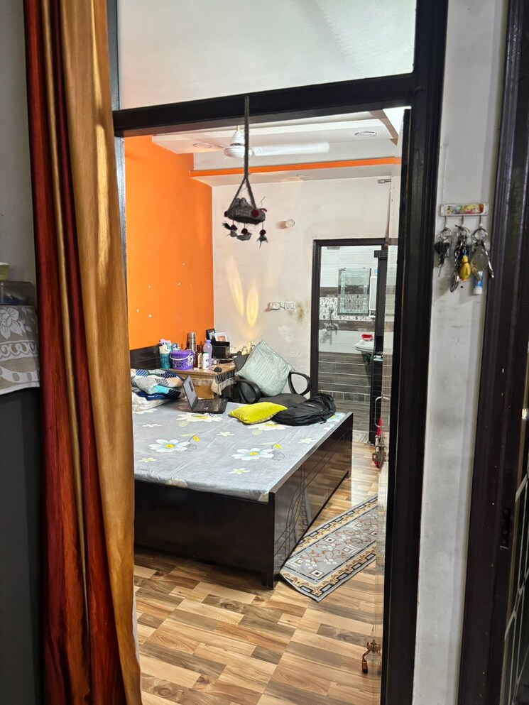 Room, sector 73 2 Bedroom 800 Sq.Ft. Builder Floor In Sector 73 Noida 8701298